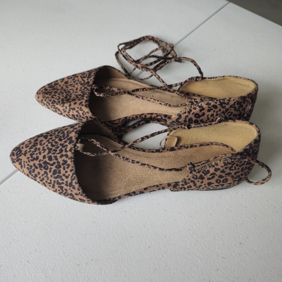 Old Navy Lace up Leopard Cheetah faux suede pointy flats sexy size 6 - Picture 2 of 9